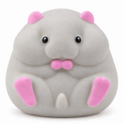 Cool Mix Squishy szürke hörcsög stresszlevezető játék rózsaszín fülekkel és tappancsokkal, fehér háttéren
