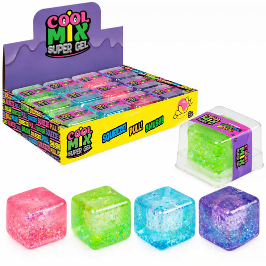 Cool Mix Squishy: Super Gel Cube stresszlevezető játék (zöld) – Színes bemutatóállványon sorakozó gélkockák, mellettük egy átlátszó dobozba csomagolt zöld kocka, alul négy különböző színű, csillámos gélkockával.