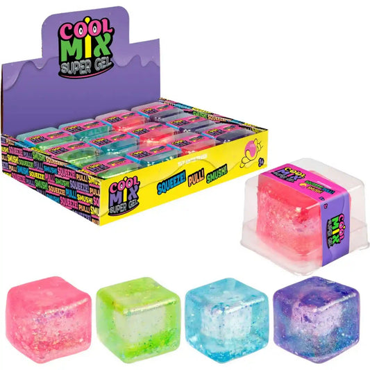 Cool Mix Squishy: Super Gel Cube stresszlevezető játék (rózsaszín), átlátszó dobozban, színes bemutatóállvánnyal és négy különböző színű zselékockával.