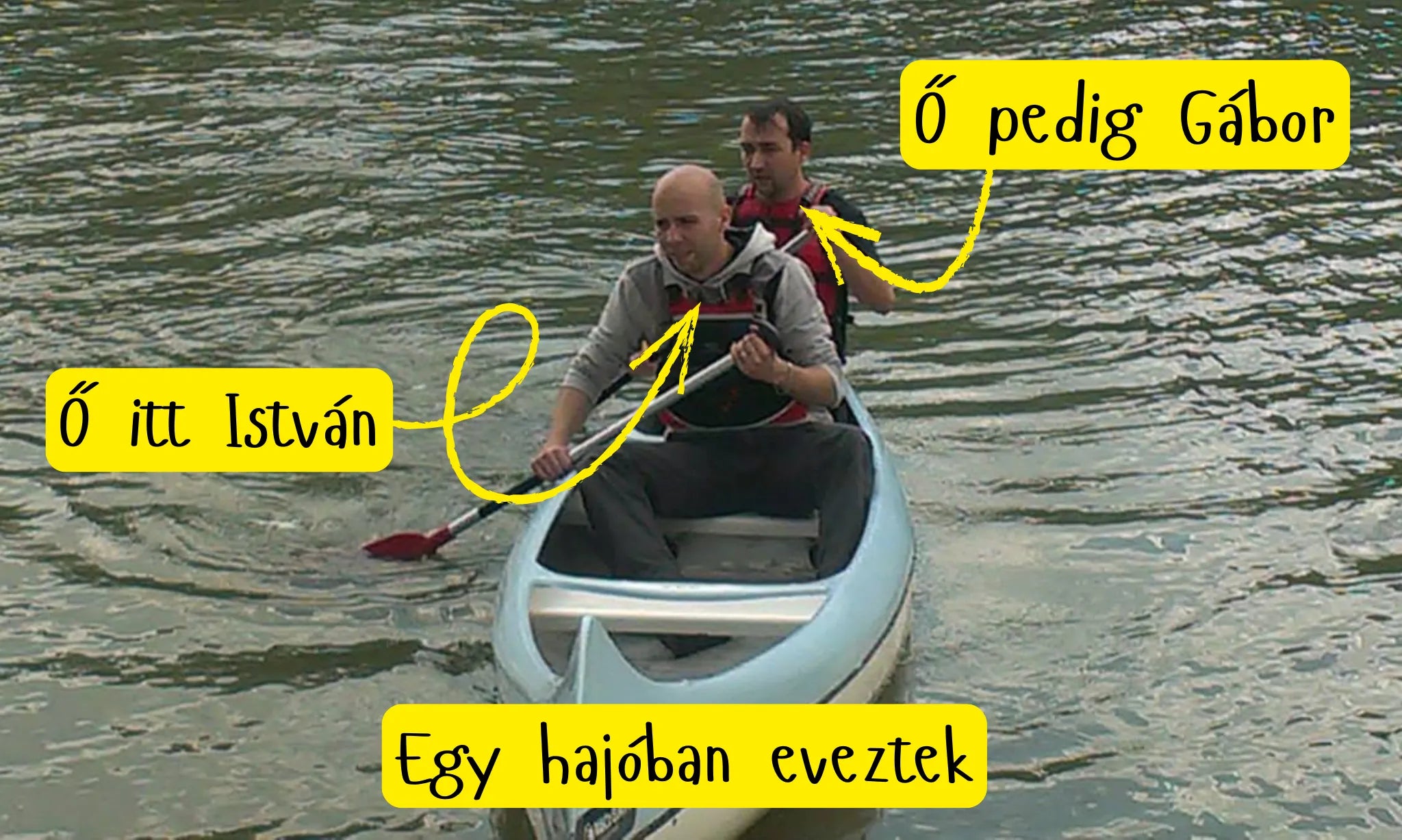 Gabor es Istvan közösen evez egy csónakban