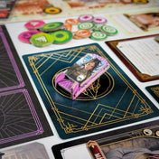Cthulhu társasjáték karakterjelölő közelről, portréval ellátott token a játéktáblán elhelyezve