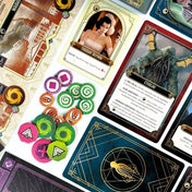 Cthulhu társasjáték kártyák és színes jelölők közelről, részletes grafika és ikonok jól láthatóak