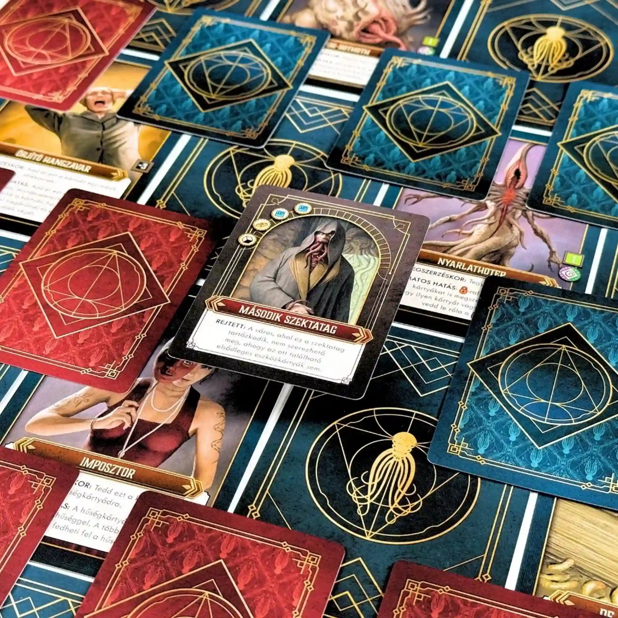 Cthulhu társasjáték játéktábla részlete karakterkártyákkal és akciólapokkal, Lovecrafti hangulatú dizájn