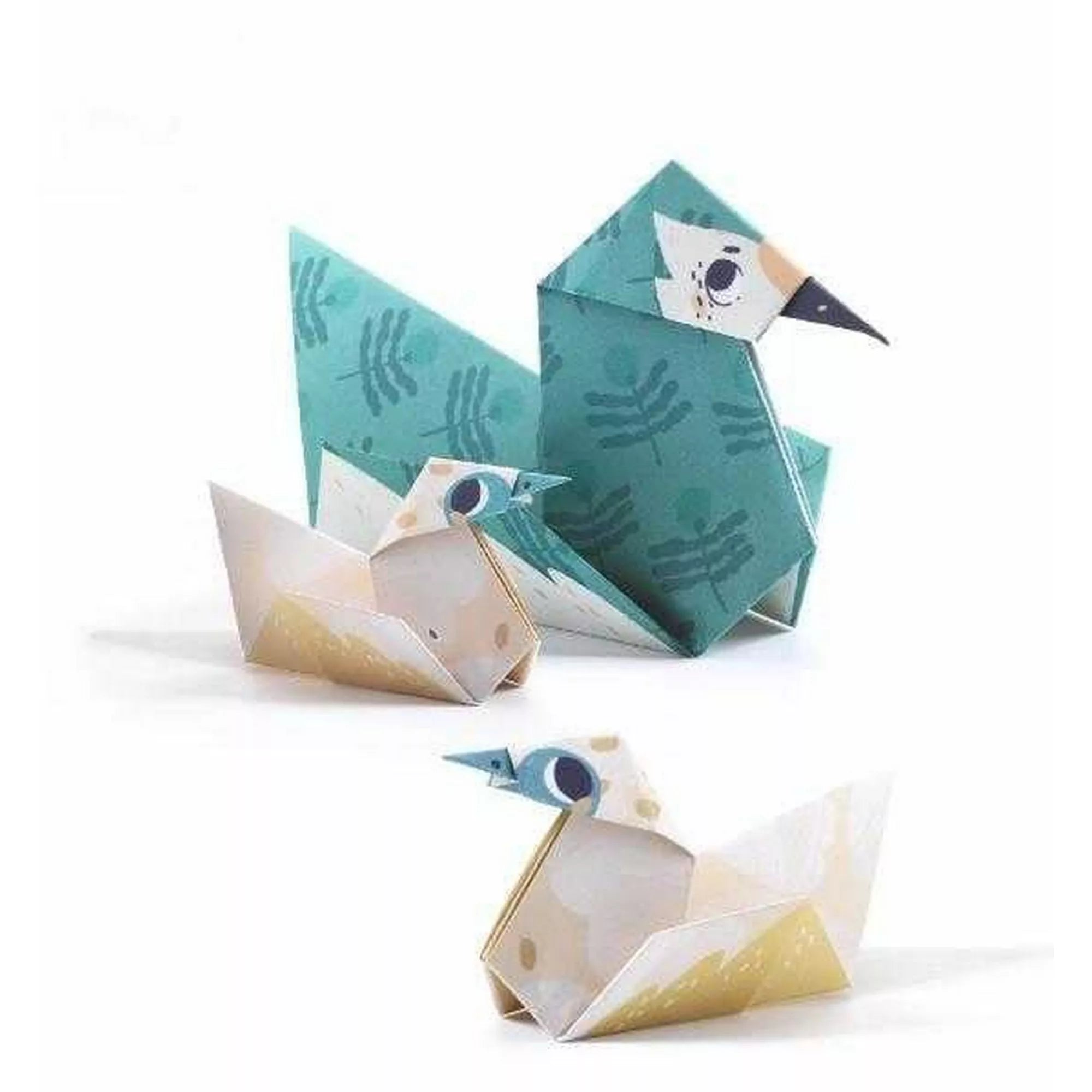 „Közelkép két különböző méretű origami madárról a Djeco Origami – Állatcsaládok készletből: világoskék és türkiz mintás papírból hajtogatott nagyobb madár, valamint két kisebb, bézs és fehér színű origami kacsa.”
