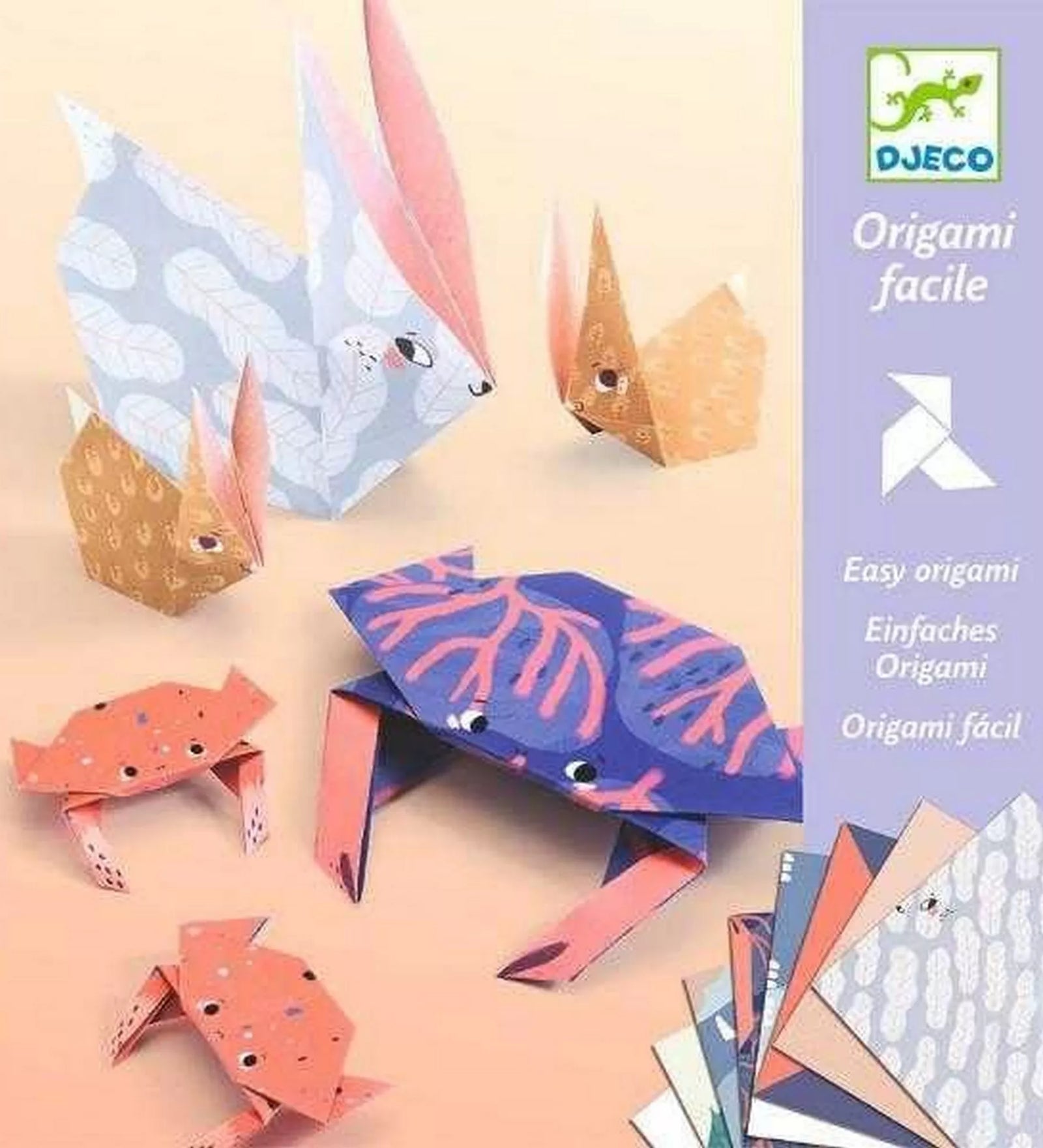 „A Djeco Origami – Állatcsaládok készlet bemutatóképe nyulakkal és rákokkal: többféle színű és mintájú, előre nyomtatott origamilapokból hajtogatott állatok – nagy és kis nyuszik rózsaszín és kék mintákkal, valamint két korallszínű rák figura – egymás mellett elhelyezve.”