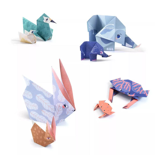 „A Djeco Origami – Állatcsaládok készlet alkotásai: kék és lila árnyalatú elefántpáros, zöld és bézs színű madárpár, valamint nyuszik és rákok különböző méretekben, színes origamilapokból hajtogatva.”