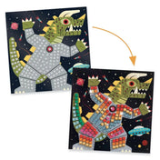A Djeco Űrcsata csillogó mozaikkészítő (Space Battle) mozaikképeinek előtte-utána példája: egy szürke dínós űrszörny átalakul színes, csillogó mozaikokkal díszített, élénk alkotássá.