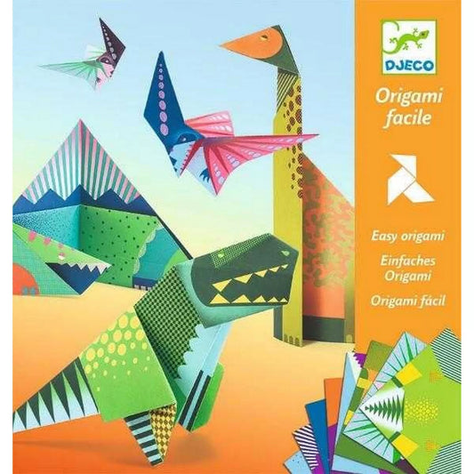 „A Djeco Dinoszauruszok – Origami készlet borítója színes, élénk mintájú papírhajtogatott dinoszaurusz figurákkal: repülő pterodaktilus, hosszú nyakú dinoszaurusz és zöld T-rex. A jobb oldalon a Djeco logó és az Origami Facile felirat látható narancssárga háttéren.”