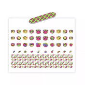 Az Emojik Köröm Matrica készlet matricalapja különböző gyümölcs- és emoji ihlette köröm matricákkal. Láthatók ananász, görögdinnye, cica, panda és színes gyümölcsfejek, valamint apró kiegészítő matricák. A lap tetején egy neon zöld–rózsaszín görögdinnyés mintájú körömreszelő található