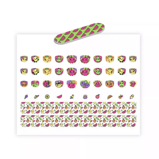 Az Emojik Köröm Matrica készlet matricalapja különböző gyümölcs- és emoji ihlette köröm matricákkal. Láthatók ananász, görögdinnye, cica, panda és színes gyümölcsfejek, valamint apró kiegészítő matricák. A lap tetején egy neon zöld–rózsaszín görögdinnyés mintájú körömreszelő található