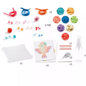 Djeco Artistic Aqua Country Charm készlet tartalma: színes gyöngyök, permetező, mintalapok, tervezőlap, szalagok és díszítőelemek