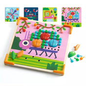 Djeco Kis állatok mozaik készítő – Fa mozaik tábla csiga mintával, színes fa peckekkel és mintakártyákkal.