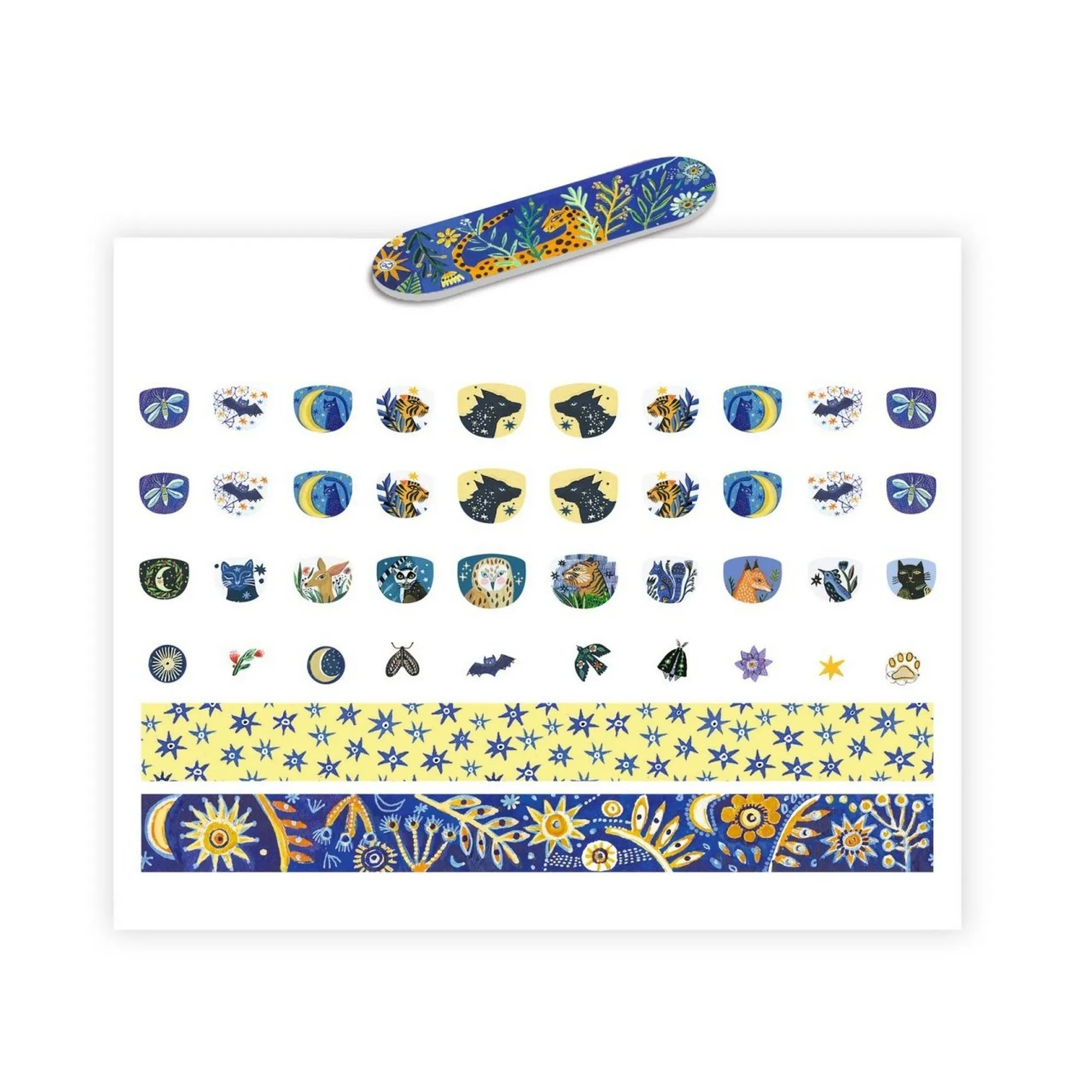 Djeco Moonlight Reflections körömmatrica szett tartalma: körömmatricák különböző méretekben, csillagos dekorcsíkok és illusztrált reszelő.