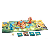 Djeco Piroska társasjáték játéktábla figurákkal, Piroska és a farkas bábukkal, kártyákkal és dobókockával játék közben.