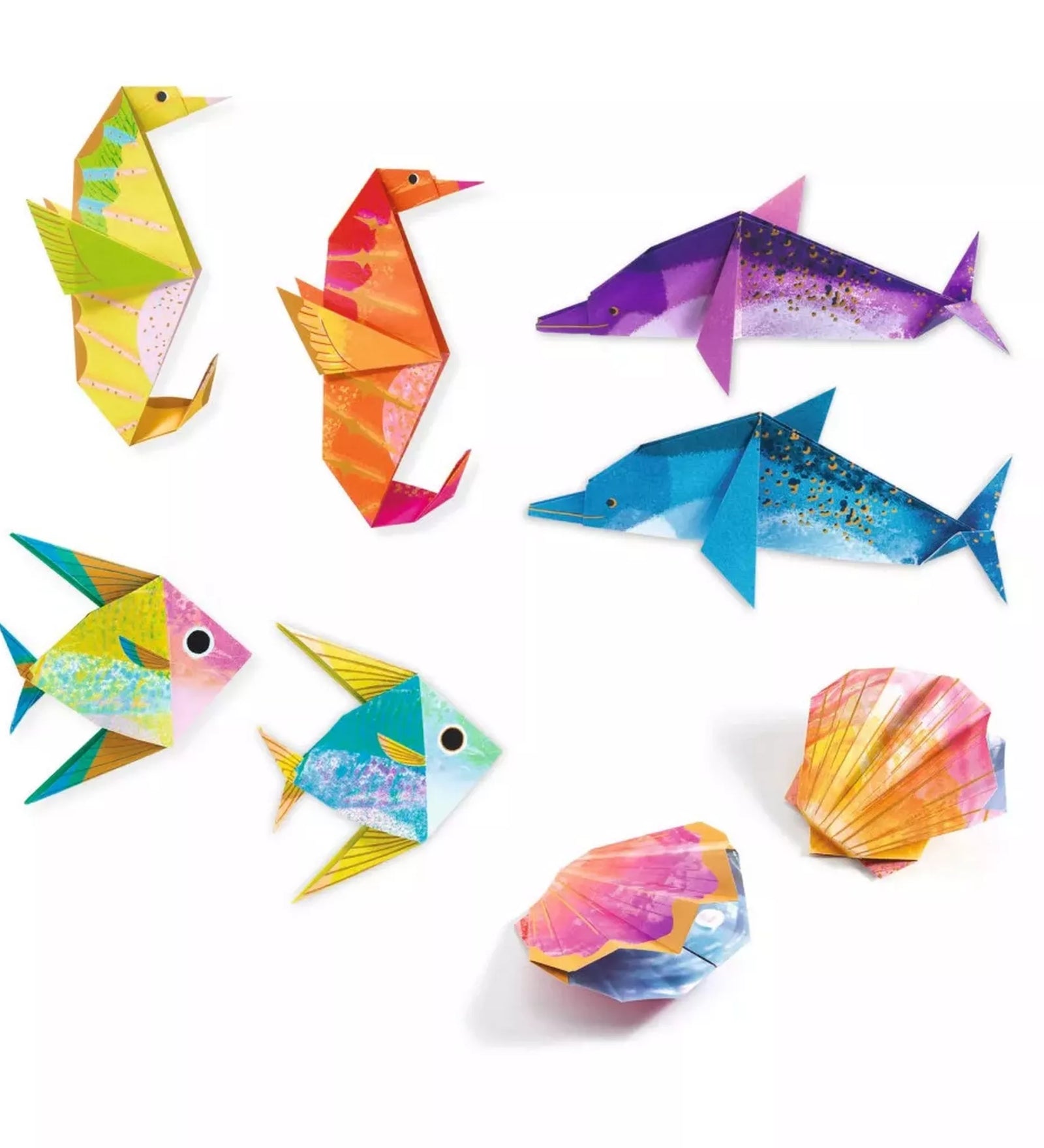 Elkészült tengeri origami figurák Djeco készletből: delfinek, színes halak, csikóhalak és kagylók papírból hajtogatva