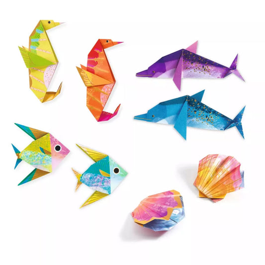 Elkészült tengeri origami figurák Djeco készletből: delfinek, színes halak, csikóhalak és kagylók papírból hajtogatva