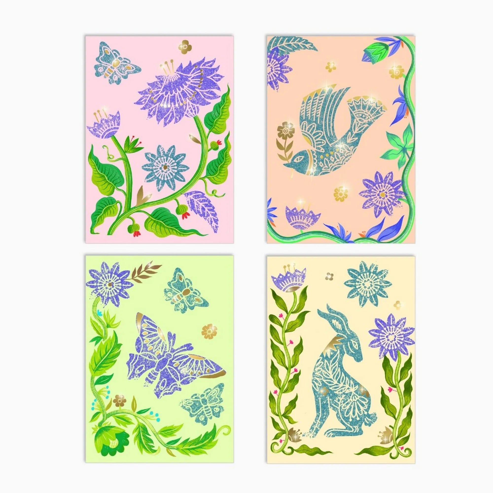 Négy színes, virágos és állatos mintákkal díszített kártya, amelyek a készlettel készíthetők el.