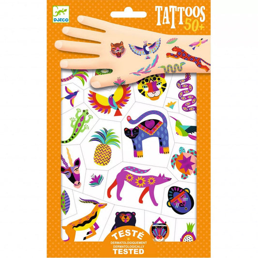Djeco Wild Beauty tetoválások csomagolása, amelyen színes, vadállatos minták láthatók – tigris, papagáj, párduc, gyík és más egzotikus állatok fémes részletekkel díszítve. 