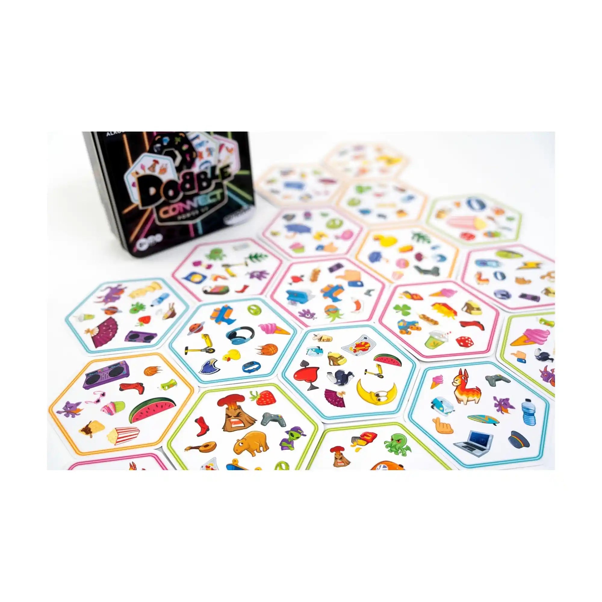 Dobble Connect – Power Up hatszögletű, színes szimbólumkártyái játék közben.