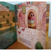 Az Ég és Föld Fia könyv oldala, amelyen Mária a gyermek Jézust takarja be egy házban, az előtérben tyúkok csipegetnek.