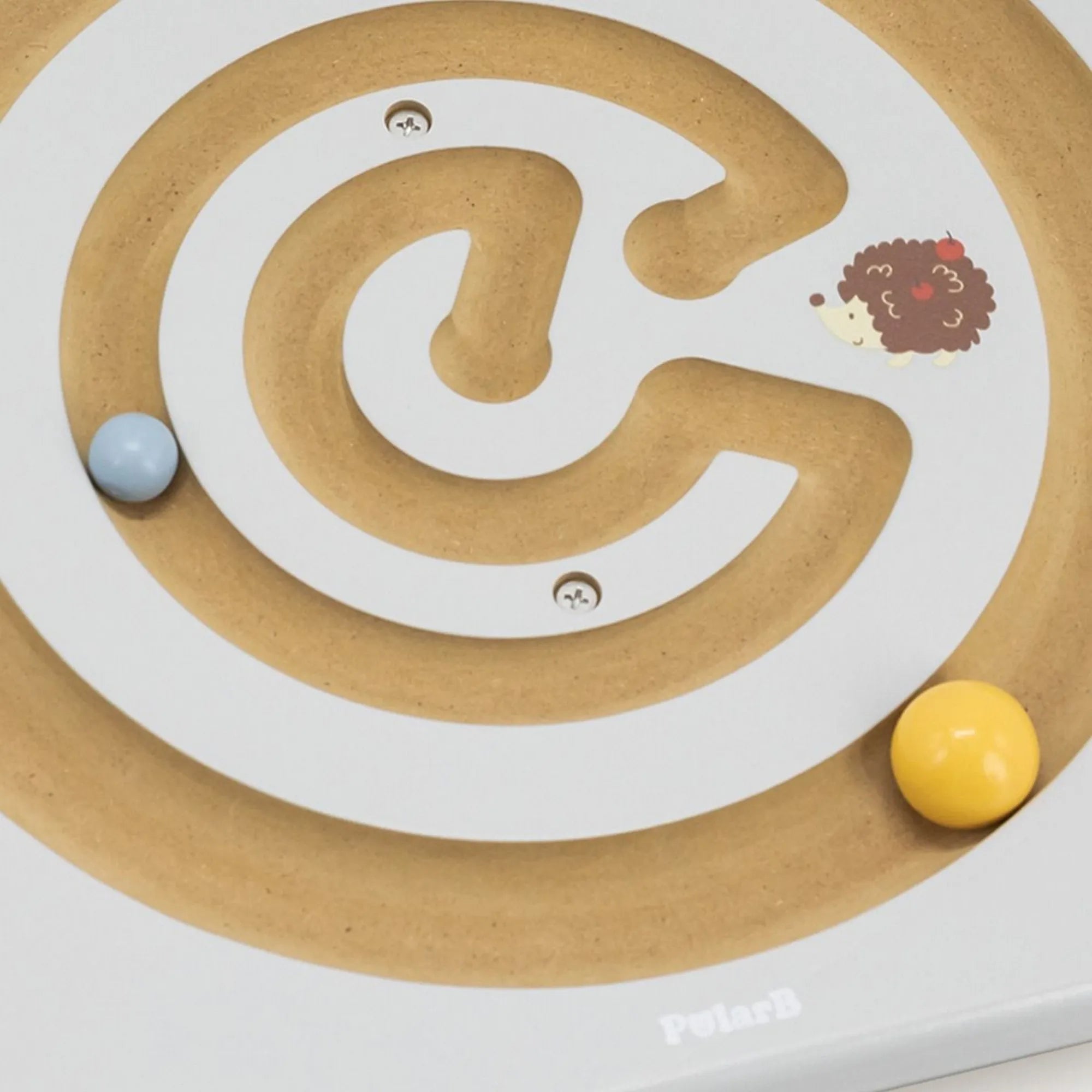 A Viga egyensúlyozó és koordinációs tábla közeli képe a fa golyókkal és a spirál alakú pályával.