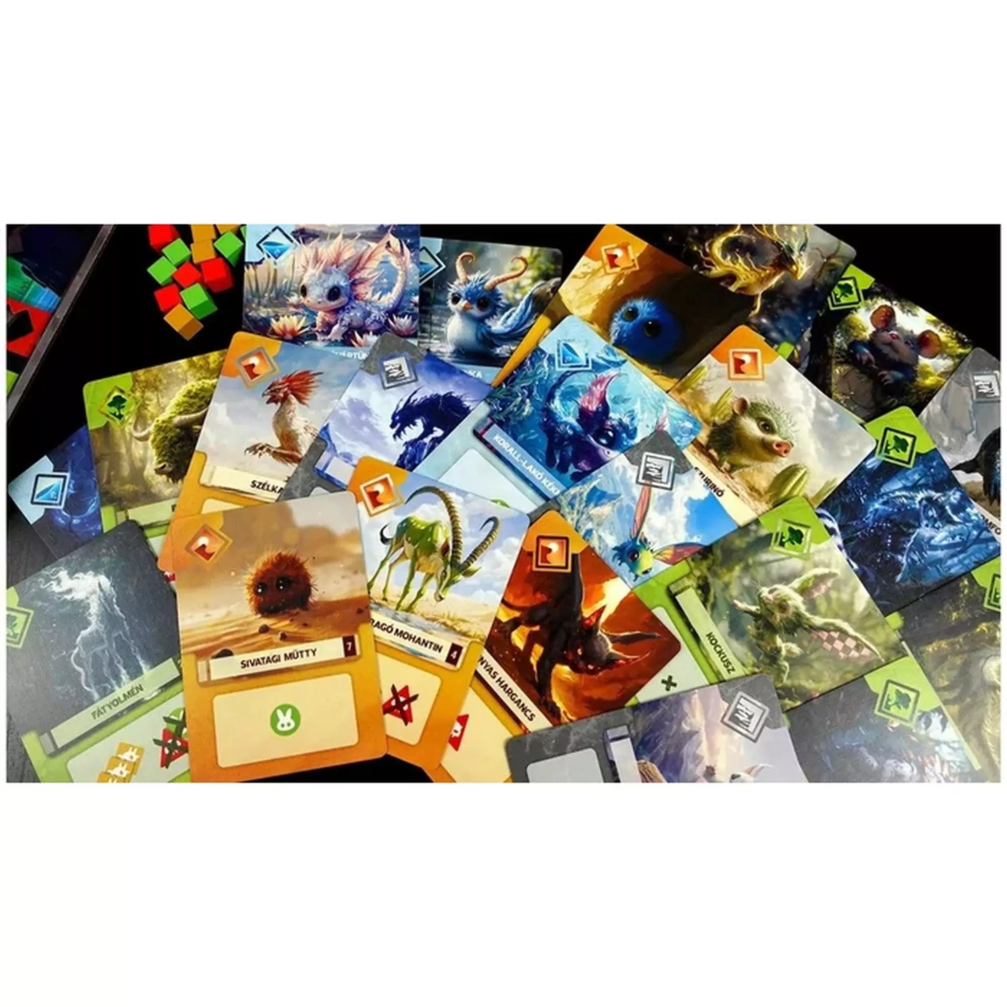 A Fantasy Zoo társasjáték színes fantázialény kártyái szétszórva az asztalon.