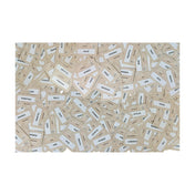 Fedőnevek négyszemközt - 2. kiadás társasjáték magyar szó kártyái szétszórva, jól látható feliratokkal, szóasszociációs partijáték elemei közelről.