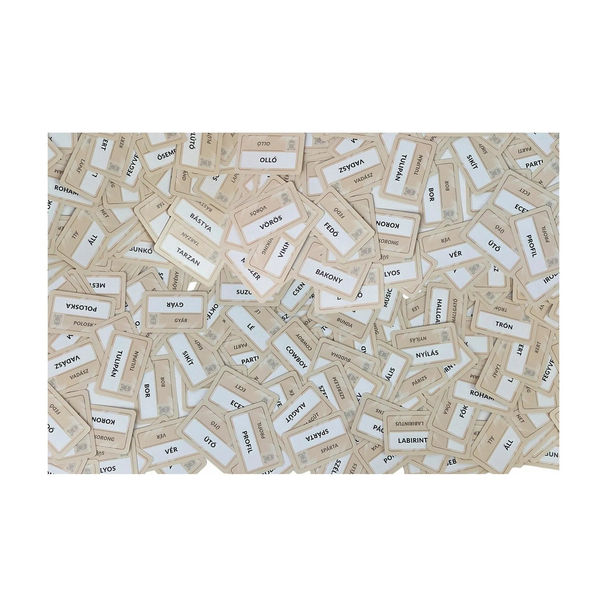 Fedőnevek négyszemközt - 2. kiadás társasjáték magyar szó kártyái szétszórva, jól látható feliratokkal, szóasszociációs partijáték elemei közelről.