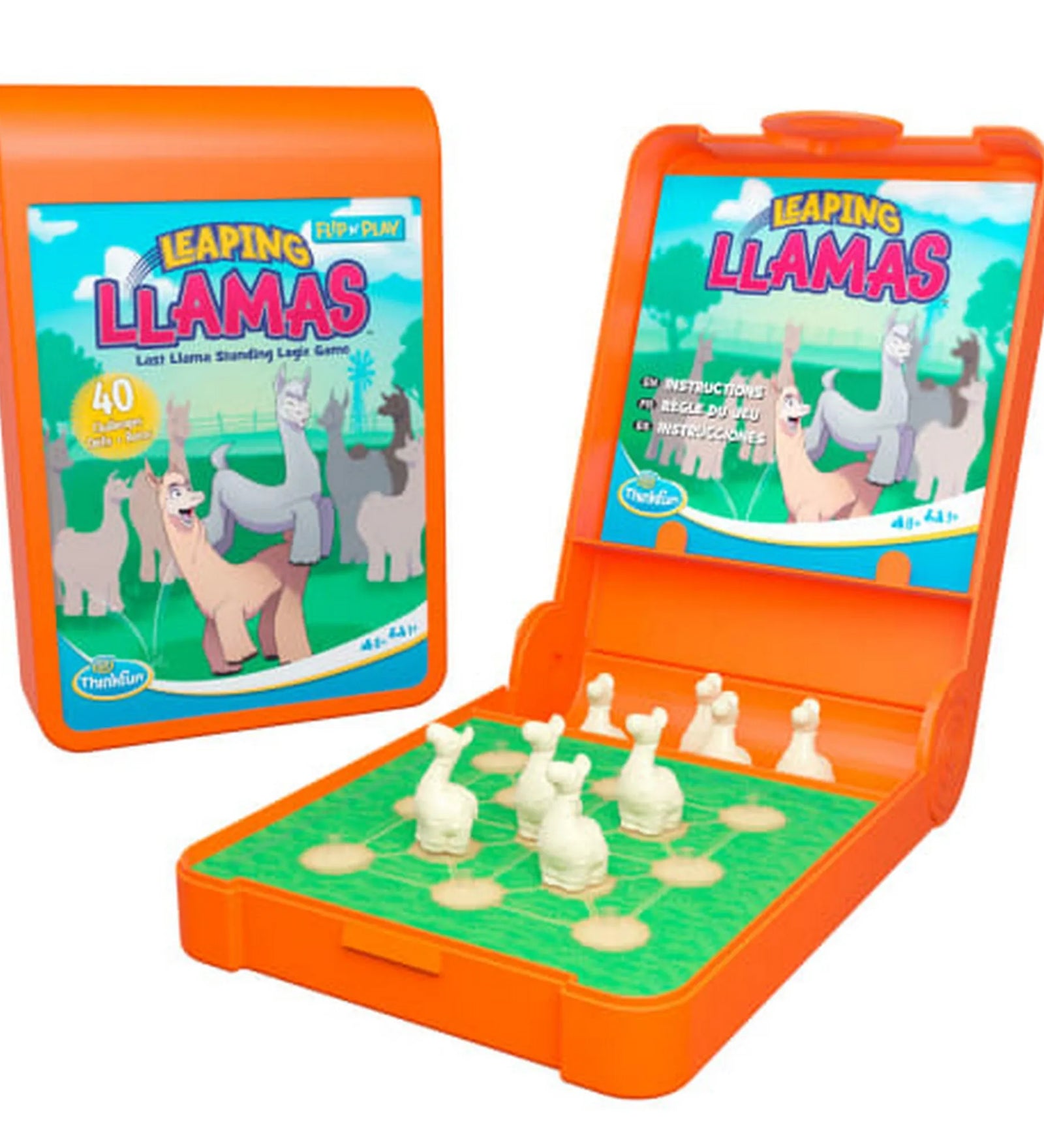 Flip n' Play Leaping Llamas többnyelvű logikai játék nyitott állapotban, zöld játéktáblával és fehér lámabábukkal a tokban.