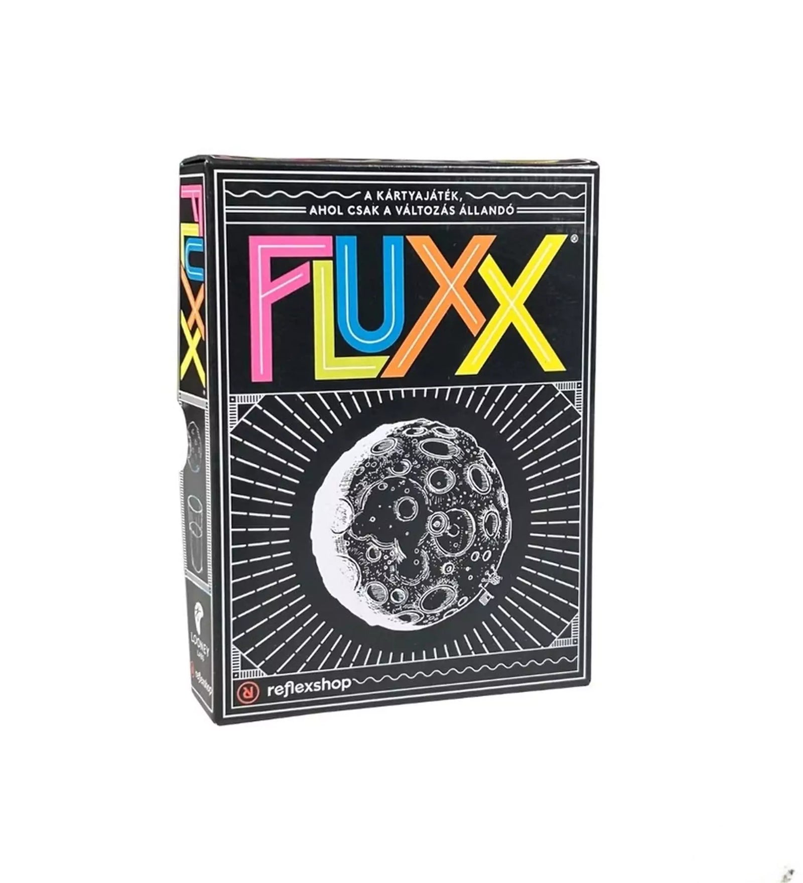 A Fluxx kártyajáték doboza fekete alapon színes betűkkel, középen egy holdrajz illusztrációval. A játékszlogen: „A kártyajáték, ahol csak a változás állandó.”