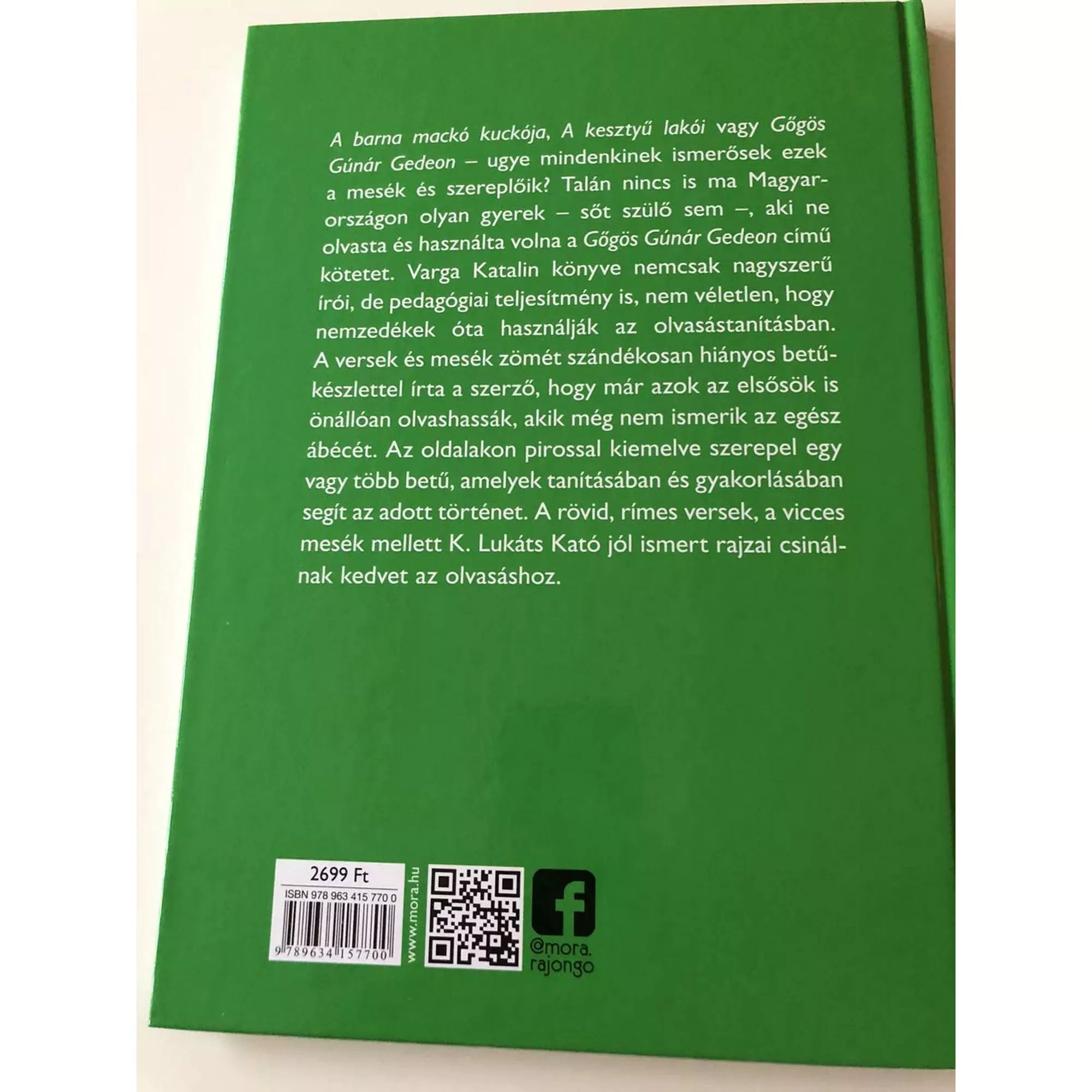 Gőgös Gúnár Gedeon című könyv hátoldala zöld alapon, leírással a könyv pedagógiai céljáról, ár- és ISBN-címsorral az alsó sarokban.