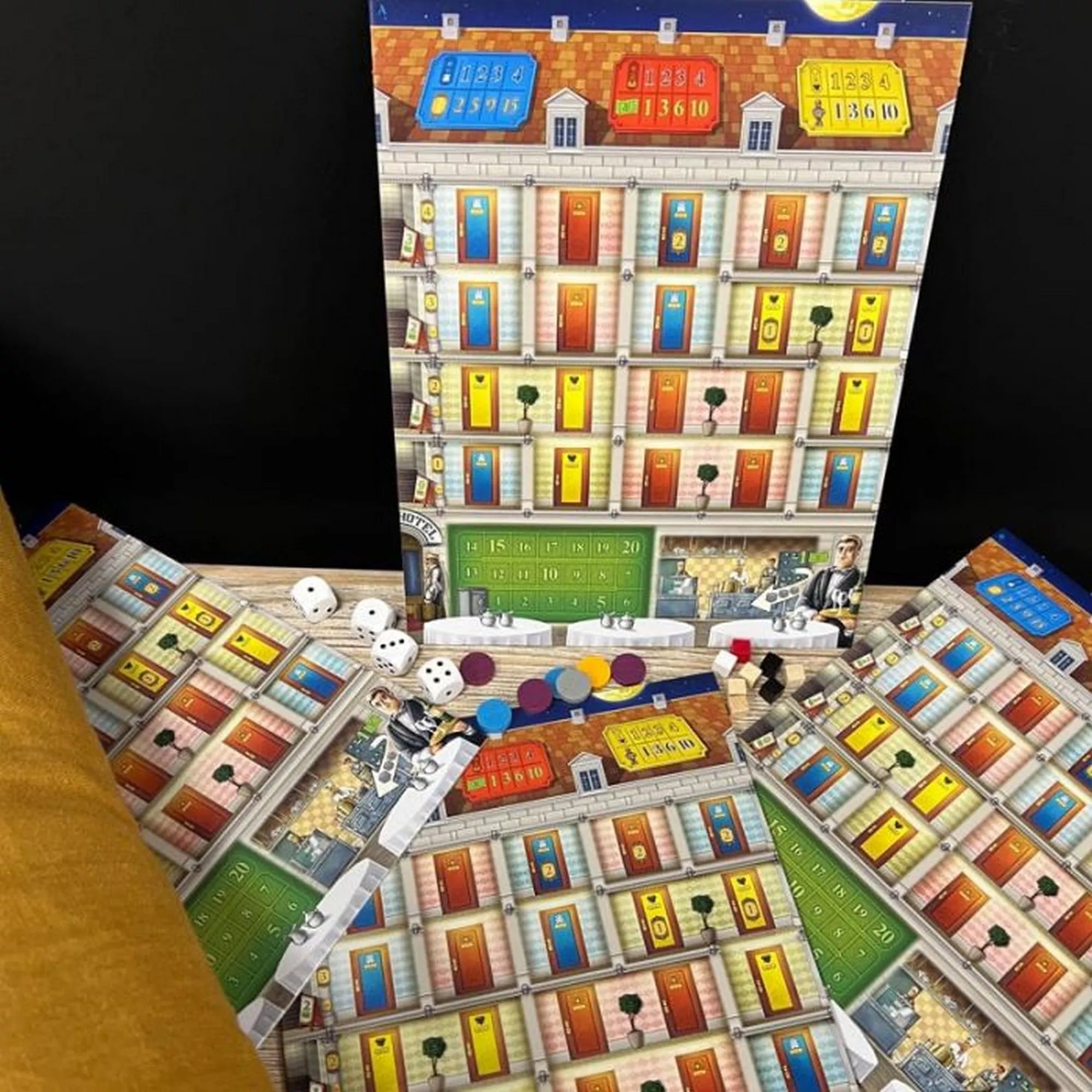 Grand Austria Hotel szálloda játéktábla felállítva, szobák és vendégsorok