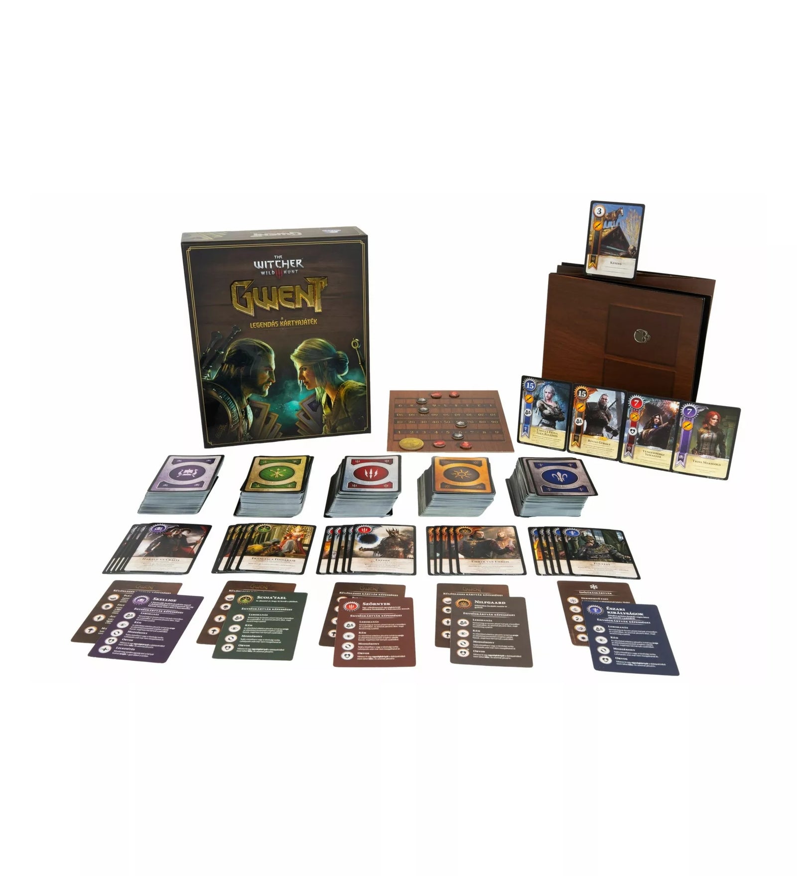 Gwent – A legendás kártyajáték teljes játéktartalma kiterítve, frakciókártyák, vezérkártyák, jelölők, pontszámtábla és fa kártyatartó