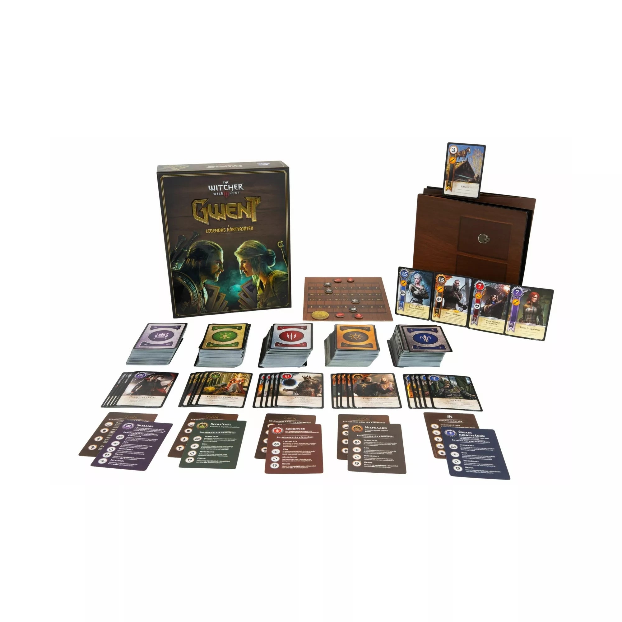 Gwent – A legendás kártyajáték teljes játéktartalma kiterítve, frakciókártyák, vezérkártyák, jelölők, pontszámtábla és fa kártyatartó