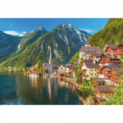 Hallstatt festői látképe kristálytiszta tóval, hagyományos osztrák házakkal, templomtoronnyal és magas hegycsúcsokkal a háttérben.