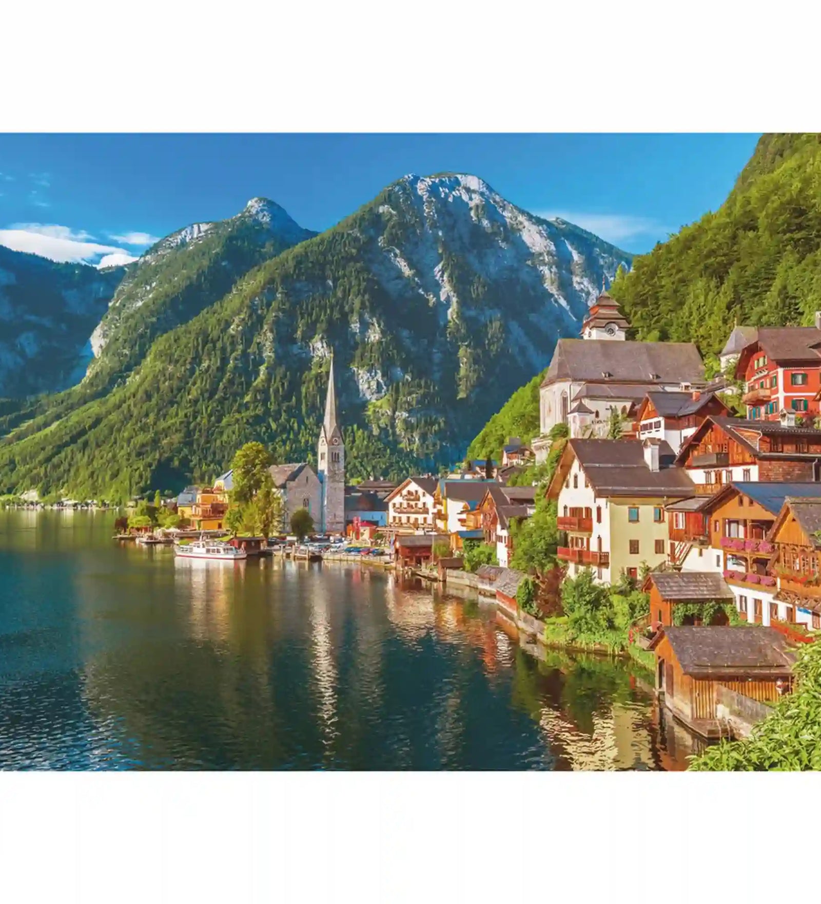 Hallstatt festői látképe kristálytiszta tóval, hagyományos osztrák házakkal, templomtoronnyal és magas hegycsúcsokkal a háttérben.