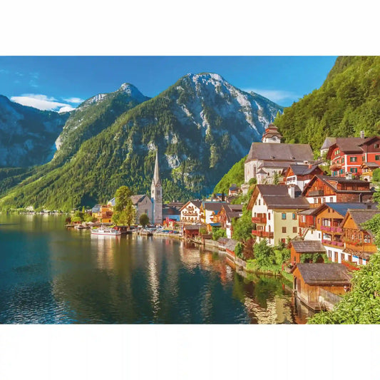 Hallstatt festői látképe kristálytiszta tóval, hagyományos osztrák házakkal, templomtoronnyal és magas hegycsúcsokkal a háttérben.