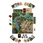 A Hunyadi – A nándorfehérvári diadal társasjáték komponensei kiterítve: játéktábla a vár környékével, kártyák, fakockák, jelölők, hajólapok és dobókockák.