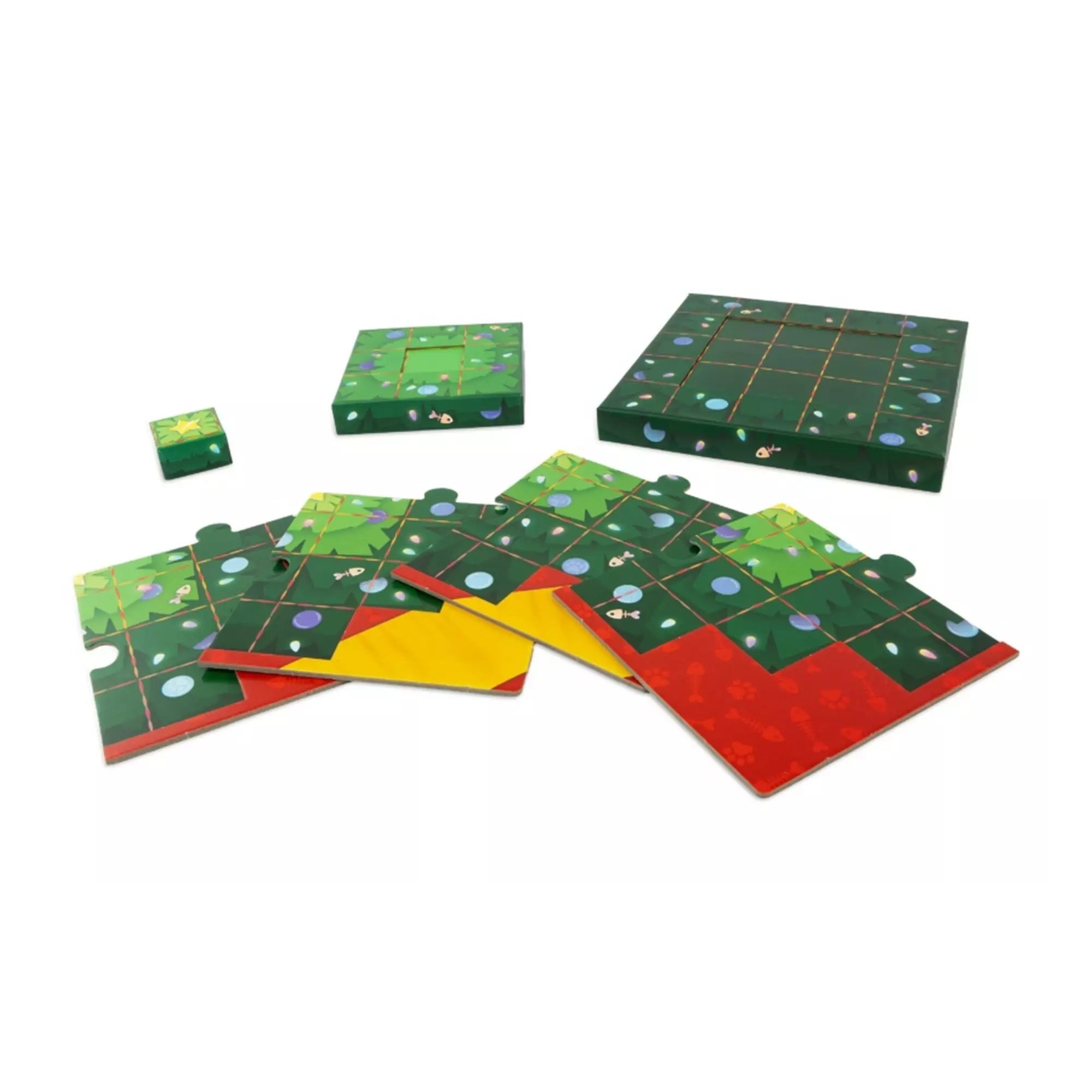 Hupp a pelyhes társasjáték játéktábla elemei szétszedve, zöld fa mintás puzzle-lapok piros és sárga szegéllyel.