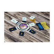 Közelkép az Időhurok játék központi órájáról, amelyet számkártyák és arany fogaskerekek vesznek körül. A számok az idő múlását és a feladványokat jelzik.