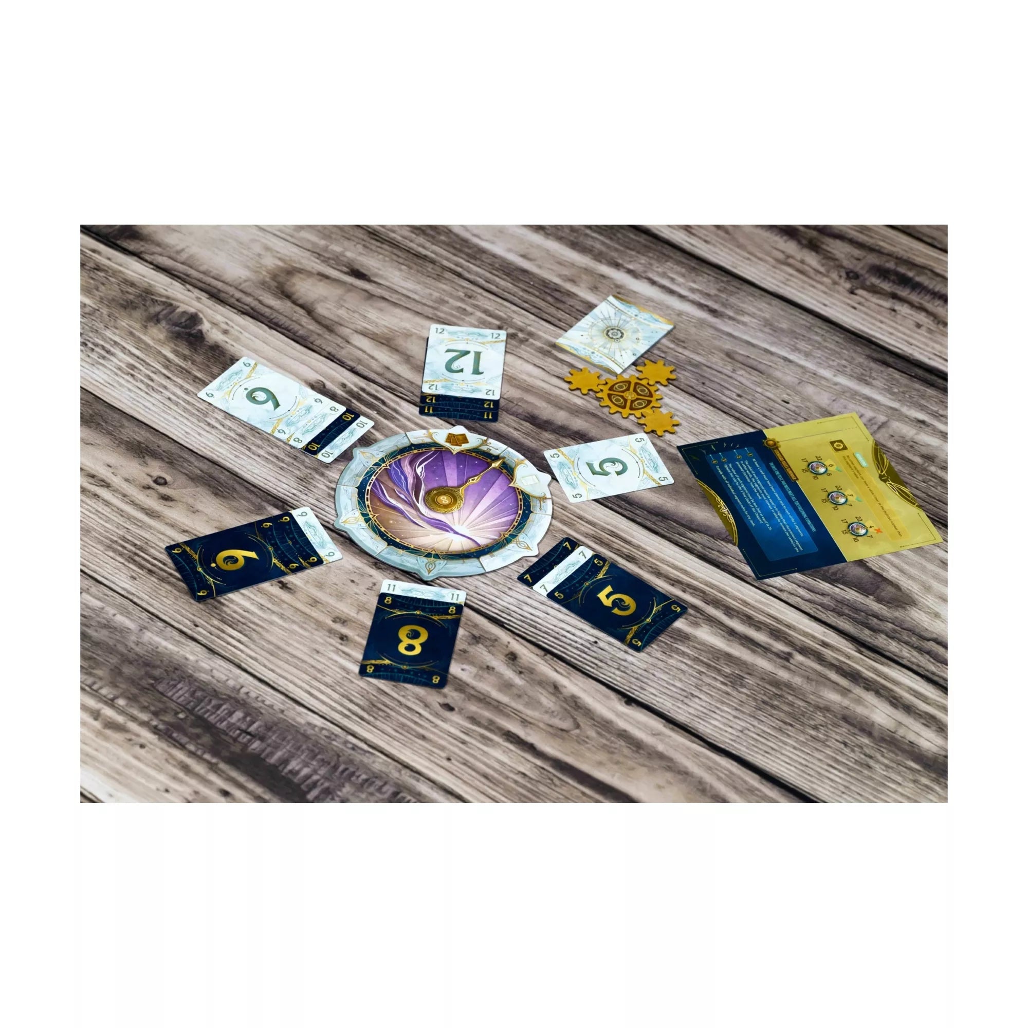 Közelkép az Időhurok játék központi órájáról, amelyet számkártyák és arany fogaskerekek vesznek körül. A számok az idő múlását és a feladványokat jelzik.