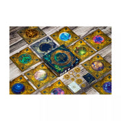 Az Időhurok játék kiterítve, középen a doboz, körülötte gyönyörűen illusztrált univerzumlapok arany díszítéssel és fogaskerekes elemekkel.