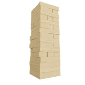 A Jumbling Tower fa építőtornya felépítve, világos színű fakockákból álló, szilárd és szabályosan rétegzett torony.