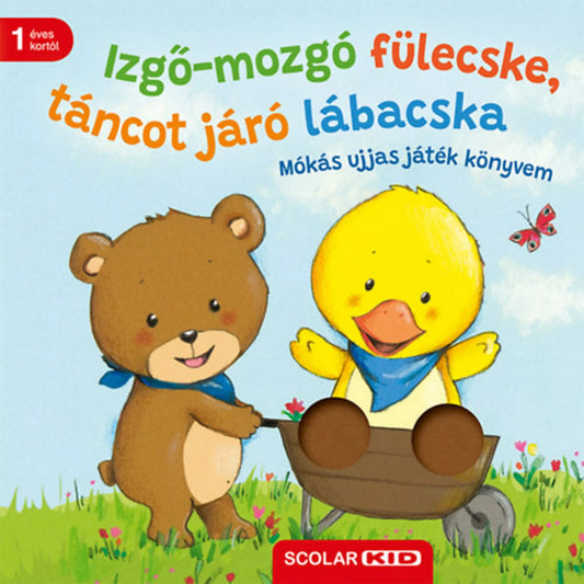 Az „Izgő-mozgó fülecske, táncot járó lábacska – Mókás ujjas játék könyvem” című Scolar Kid könyv borítója. A képen egy barna mackó tol egy talicskát, amelyben egy vidám sárga kiskacsa ül. A kiskacsa lábainak helyén két ujjas nyílás található a könyv interaktív funkciójához. Mindkét állatka kék kendőt visel. A háttér tavaszi rét virágokkal, kék égbolttal és egy repülő piros pillangóval. Bal felső sarokban „1 éves kortól” jelzés, alul a Scolar Kid logó látható.