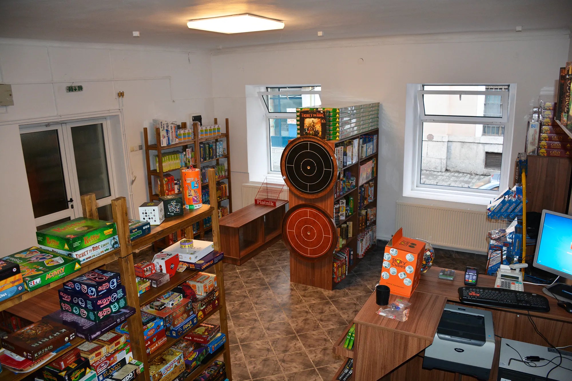 Régi Játszma társasjáték bolt belső tér polcokkal