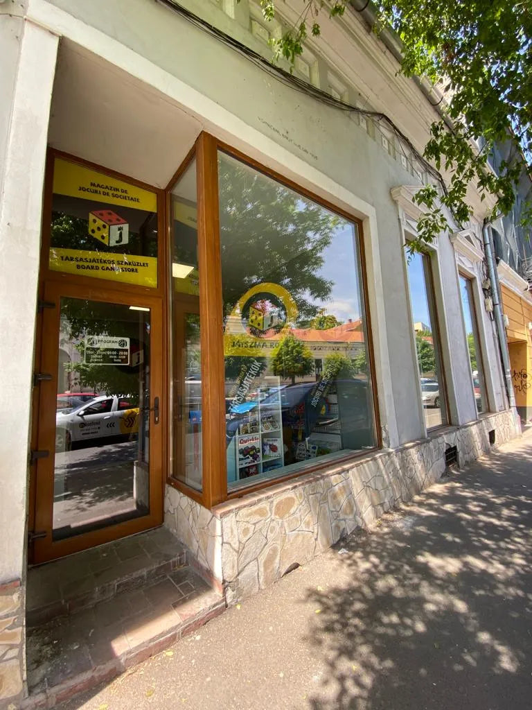 Modern társasjáték bolt belső polcokkal és termékekkel