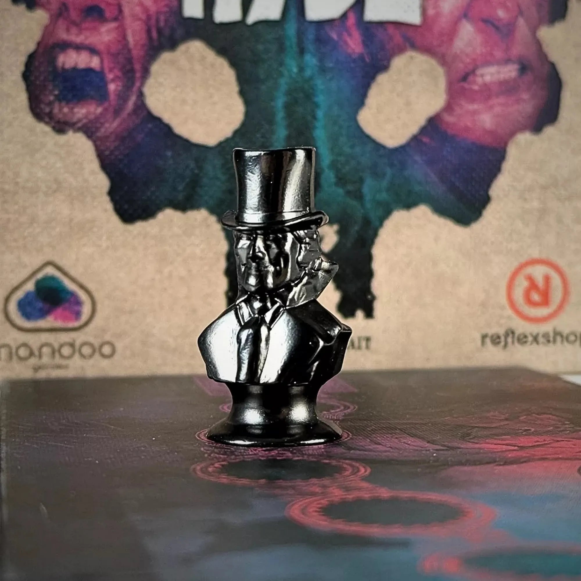 A játék ikonikus fém hatású figurája, amely Dr. Jekyll és Mr. Hyde kettős arcát egyesíti. A figura a játék központi szimbóluma, a kettősség és a belső küzdelem megtestesítője.