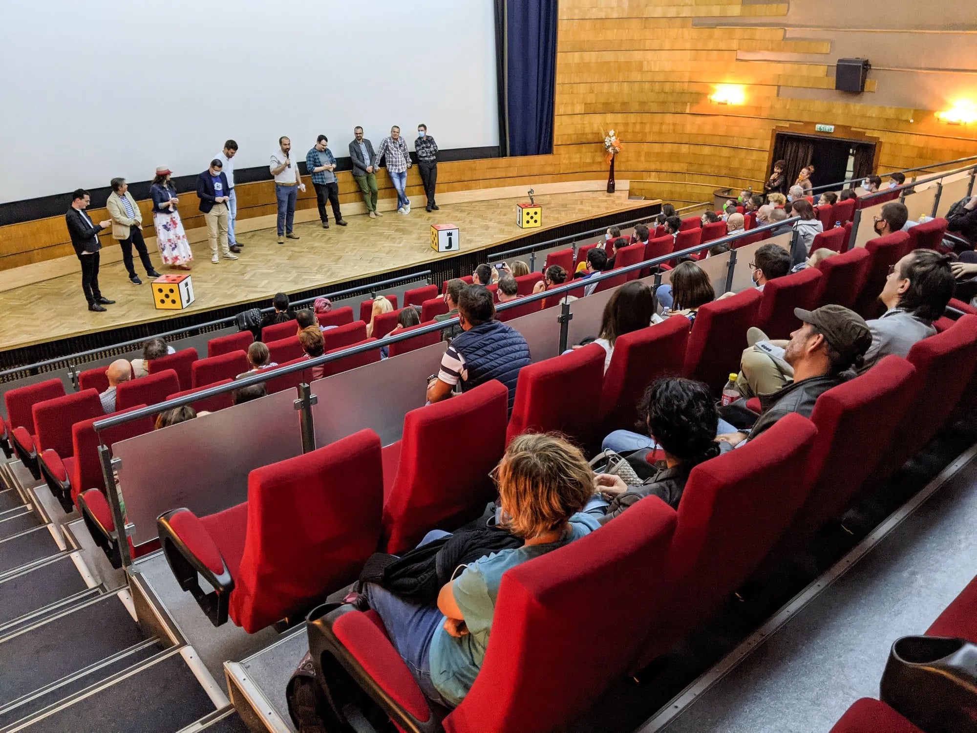 Közönség és előadók dokumentumfilm bemutatón