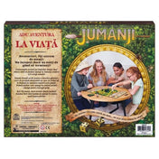 A Jumanji társasjáték hátoldalán egy család játszik együtt az asztalnál, miközben nevetve élvezik az izgalmas kalandot. A hátlapon román nyelvű leírás és figyelmeztetés olvasható: „Adu aventura la viață” – hozd életre a kalandot!