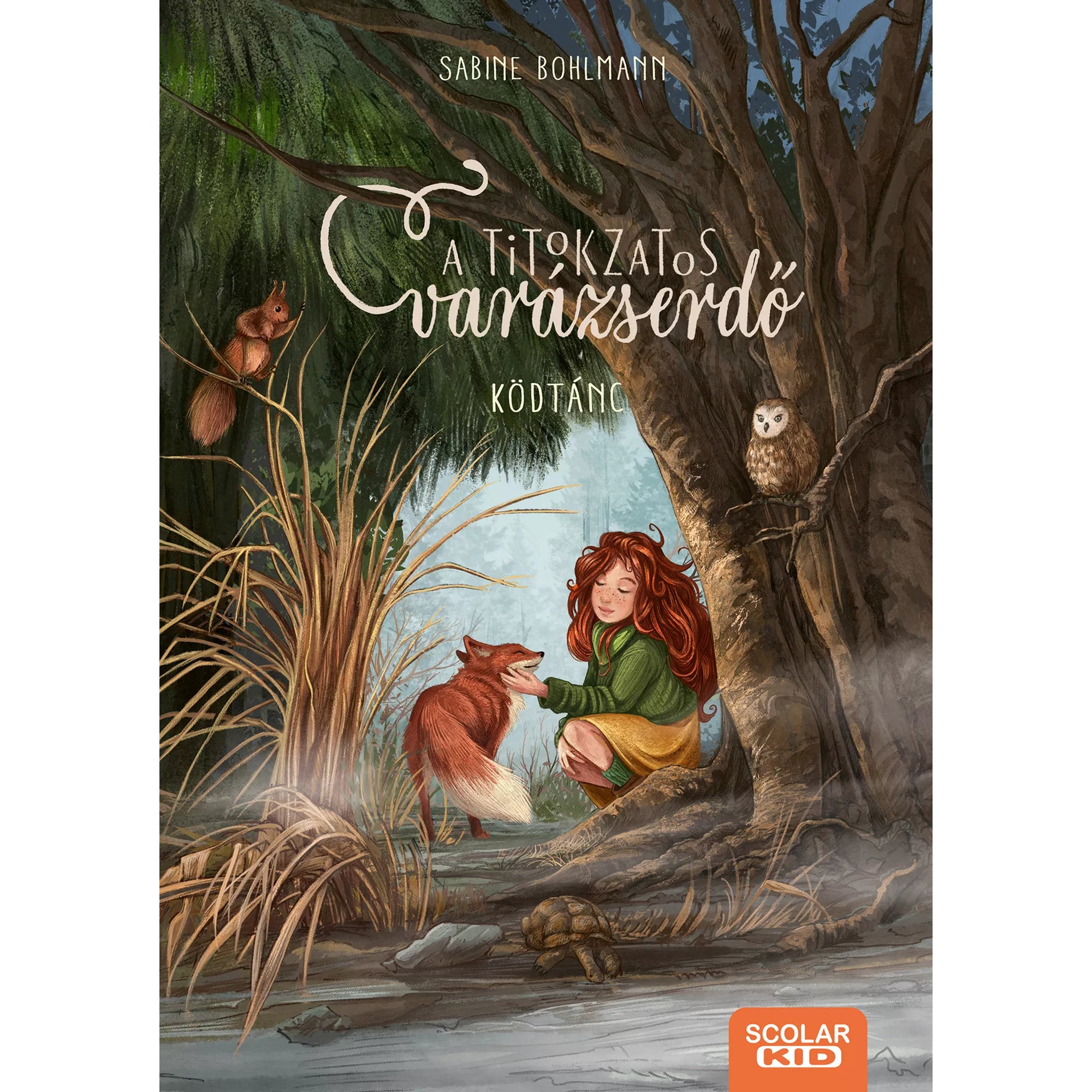 „A titokzatos varázserdő – Ködtánc” gyerekkönyv borítója. A képen egy vörös hajú kislány zöld pulóverben egy barátságos rókát simogat egy misztikus erdei tisztáson. A háttérben hatalmas fa, ágon ülő bagoly, bokrok között mókus, elöl pedig egy teknős látható. Felül Sabine Bohlmann neve és a könyv címe, alul SCOLAR KID logó szerepel.